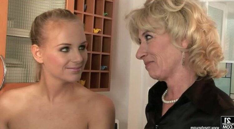 Blonde Ella Milano learns a pornstar experience