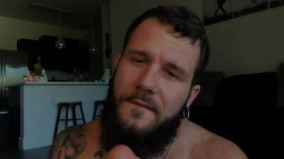 Bearded jock masturbates and rides toy - nvdvid.com