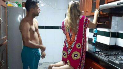 Oral Sex - I surprise this horny blonde while she cleans and I eat her pussy - sunporno.com - India