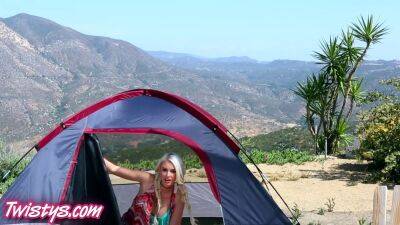 Teen has some solo fun at her campsite - sexu.com