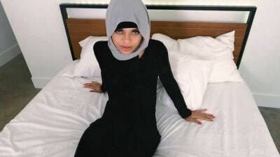 Hijab Girlfriend Loses Her Virginity On Christmas - sexu.com