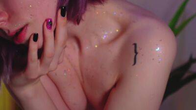 Purple Hair Teen Puts Glitter On Naked Body - hclips.com