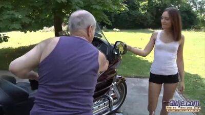 Insatiable granddad is penetrating a new teenage mega-slut in the middle of the day, in the street - sunporno.com