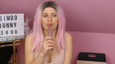 Bimbogirl Plays With Her Mouth - hclips.com