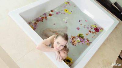 Scarlett Sage - Scarlett Sage gets naughty in the bath with her in-the-bath twistys video - sexu.com