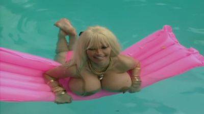 Lolo Ferrari In At The Poll - upornia.com