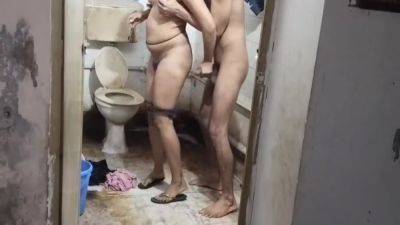 Saali Ki Gand Mari Jiju Ne Chup Chup Ke Bathroom Me Jake - hclips.com