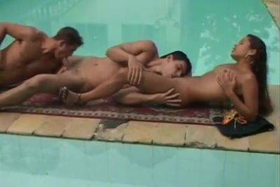 Bisexual Threesome In Swimming Pool - upornia.com