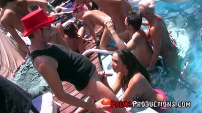 Hoge-ass Poolparty Orgy From The Before Times - hdzog.com - France