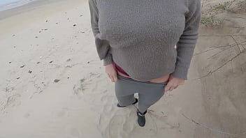 Sex outdoors public beach - xvideos.com