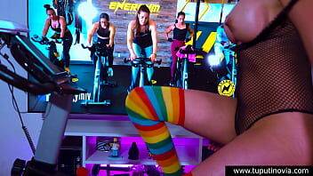 ESCANDALO video de chica influencer haciendo ejercicio se hace viral por masturbarce en la bicicleta de spining su instagram es @luciaputinovia - xvideos.com